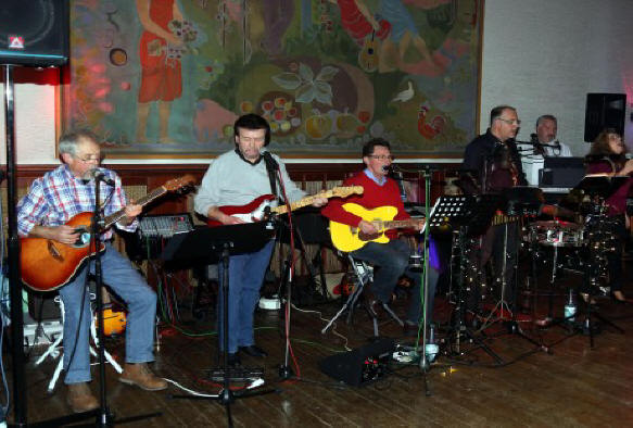Die Alfterer Band Cortingas bei ihrem Auftritt in der Gaststätte 'Spargel Weber'. Der Erlös des Konzerts ist für die Caritas bestimmt.